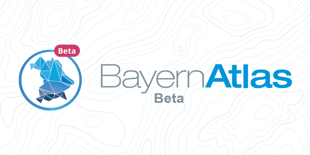 Schriftzug des BayernAtlas mit dem Zusatz Beta und dem Logo des BayernAtlas mit Beta-Schild
